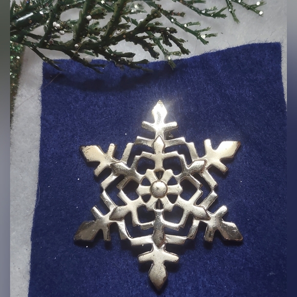Snowflake Brooch - Picture 2 of 11